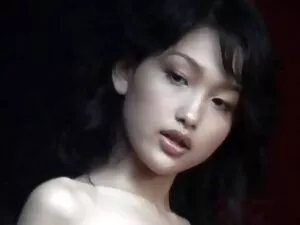 Brunette aux lèvres  ...