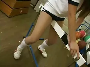 Elle lèche son téton ...